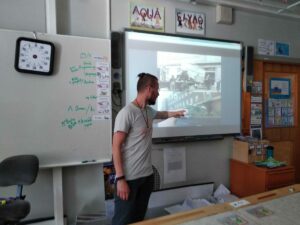 Joel Wahlund från R2M i ett klassrum på Sturebyskolan
